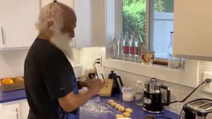 Мастер класс от Садхгуру за плитой