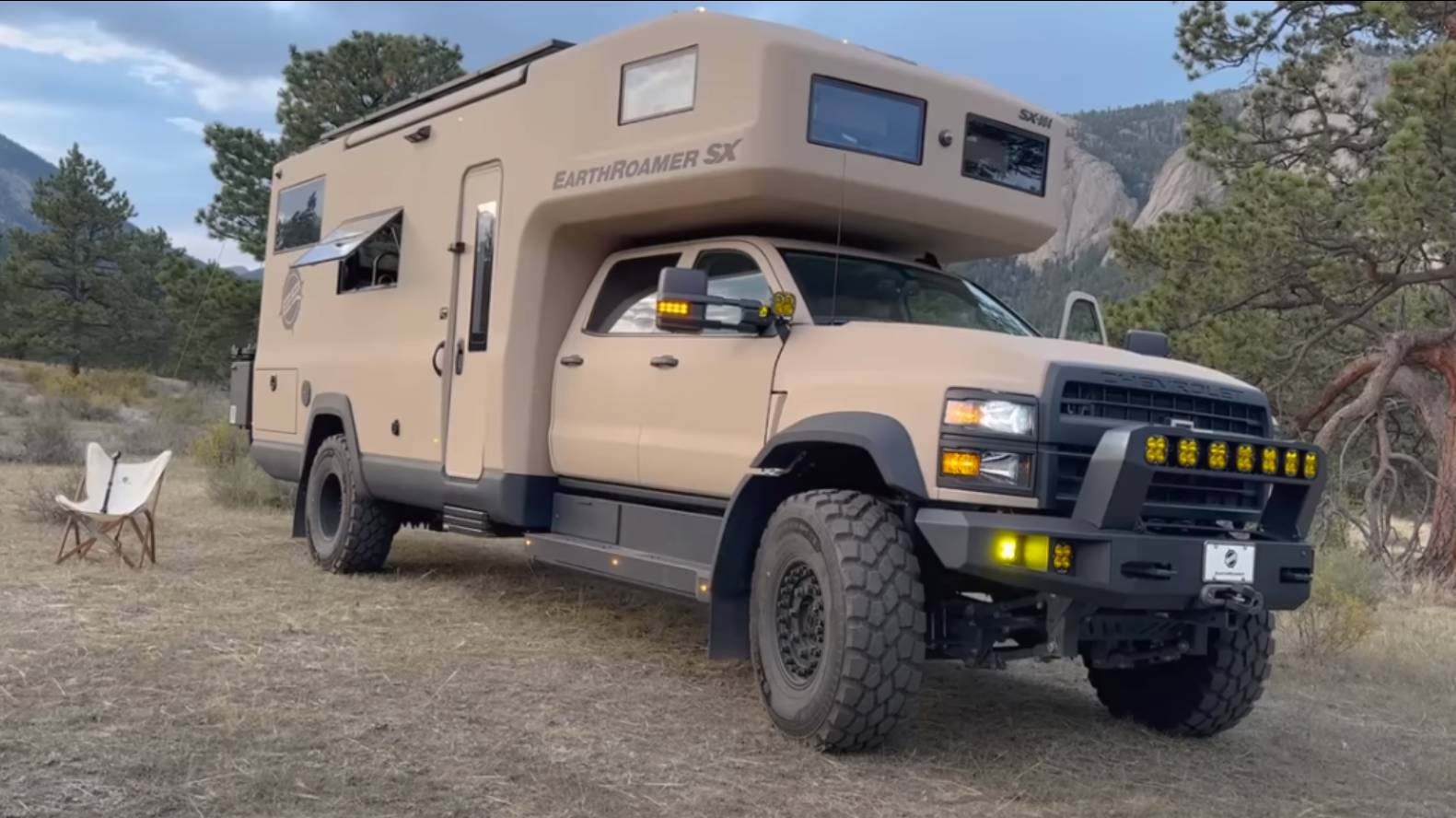 Winter Camping in the 1.1 Million EarthRoamer SX смотреть онлайн