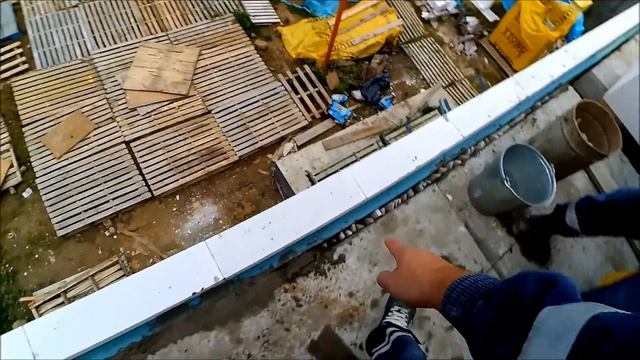 Стены дома из газобетона своими руками. Кладка стен второго этажа.