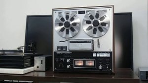 VICTOR TD-553 ￥89,800(1973年頃) 20Hz-27kHz, 9,19 скорости, 4 дорожки.