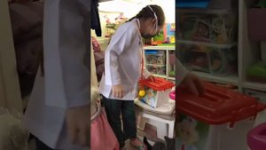 Доктор "неотложки" делает укол ребенку .