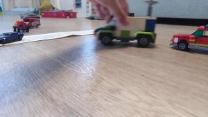 трамвай сбил машину. водитиля спасают МЧС.