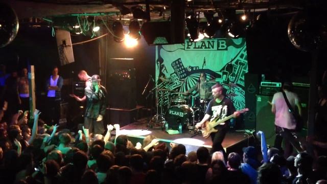 Emmure - I Thought You Met Telly And Turned... (Live in Plan B 13.06.2012) смотреть онлайн