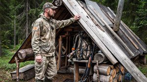 СТЕЙК ИЗ РЯБЧИКА . НОЧЬ В ИЗБЕ . ОХОТА НА БОРОВУЮ ДИЧЬ .