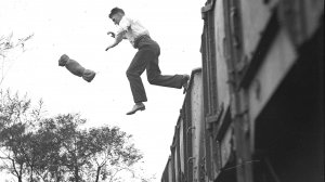 Как надо прыгать из движущегося вагона?