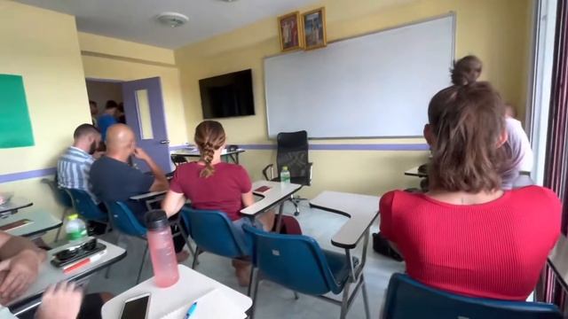 Сегодня всех вызвали в школу на Пхукете для проверки полицией посещаемости