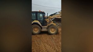 Работает трактор.