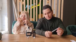 Девушка оценивает мои ароматы