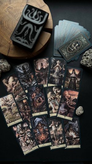 ОСОБЕННОСТИ КОЛОДЫ ТАРО ЧЕРНЫЙ ГРИМУАР (ТАРО НЕКРОНОМИКОН)