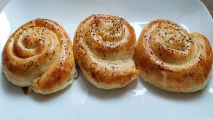 "Улитки" из слоеного теста с сыром и зеленью. Выпечка из готового теста!
