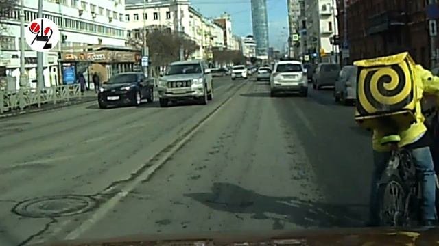Велокурьер подрезал легковушку и помчался