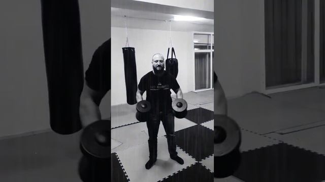 Лысый качает плечи