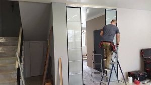 устанавливаем алюминиевую перегородку