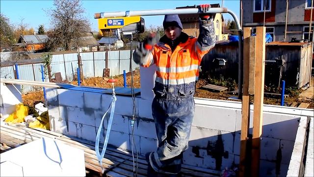 Стены дома из газобетона своими руками.  Хитрости при возведении рядов  дома на высоте.