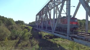 Трёхсекционный электровоз ВЛ80с-1469/1601 с грузовым поездом