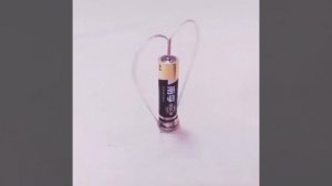 Самый лёгкий электродвигатель из батарейки и проводки.