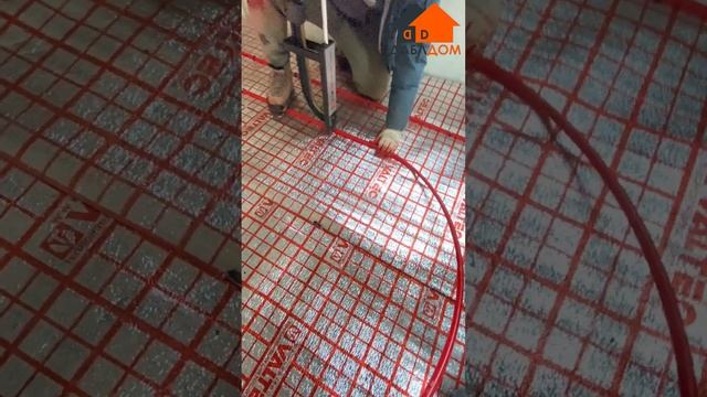 Монтаж водяного теплого пола с помощью Valtec такера #отопление #даблдом #dabldom
