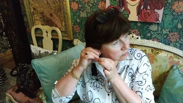 Подбираю серьги себе и клиентке. Подбор духов.