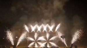 Музыкальный фейерверк из фонтанов, вспышек и синглшотов