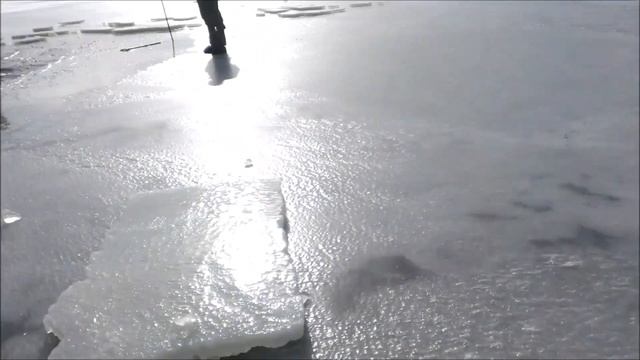 Спасаем рыбу в пруду, вскрываем лёд на осушителе смотреть онлайн