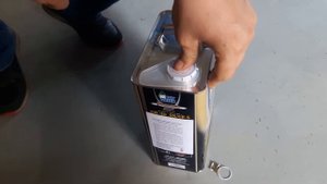 Как легко открыть металлическую канистру!