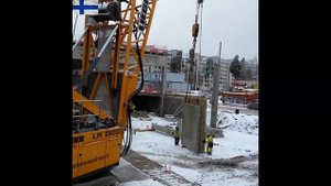 Кран использует два крюка одновременно.
