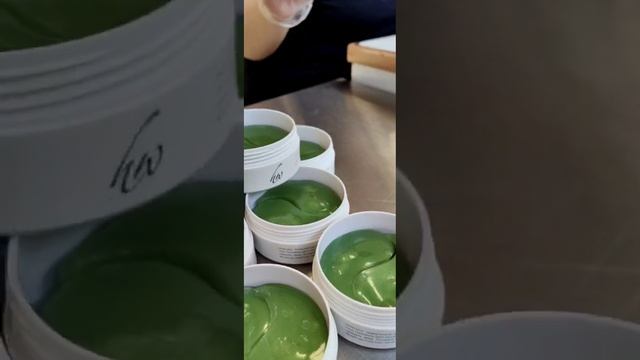 Залипательный процесс🤩:
варка, раскатка полотна и фасовка патчей для век 💚🍃🍀🌱