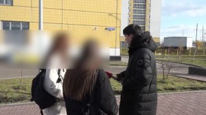 ШКОЛЬНИКИ ИЗДЕВАЮТСЯ НАД СВЕРСТНИЦЕЙ