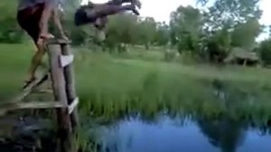 Пьяные на природе купаются