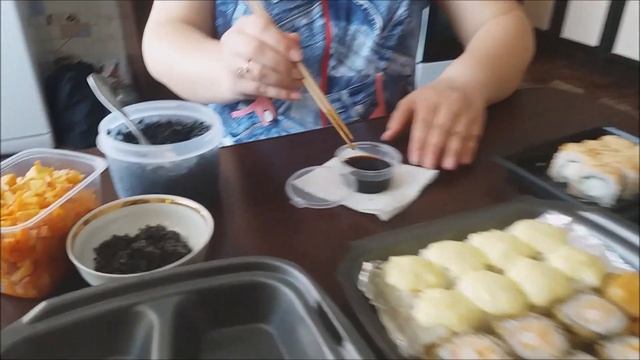 Суши с чёрной икрой. Обед простого рыбовода из России. смотреть онлайн