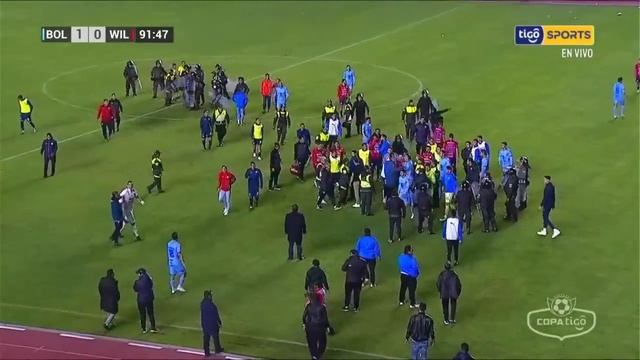 ¡Descontrol total en el Siles! 'Pipo' Giménez arremetió contra Bryan Bentaberry y terminó expulsado смотреть онлайн