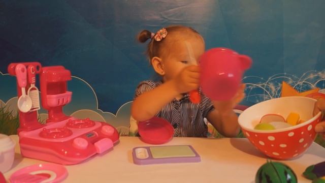 Играем в кухню, жарим и варим игрушечные фрукты и овощи смотреть онлайн