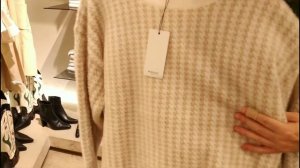 Базовые свитеры, джемперы в масс-маркете.