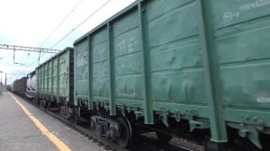 Электровоз ВЛ80С-1527 с составом платформ-плетевозов и электровоз ВЛ80С-1445 с грузовым поездом