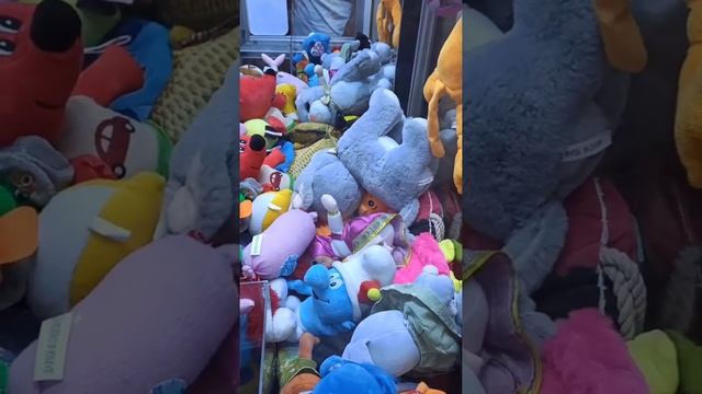 Играем в АППАРАТ С ИГРУШКАМИ ХВАТАЙ-КА / Что получится достать??? / crane machine game