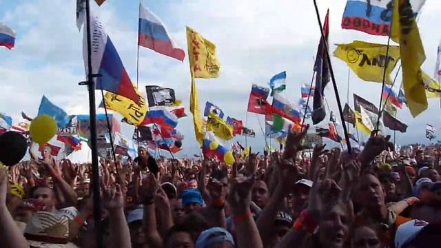 Нашествие 2011. Зрители ФАН-зоны на выступлении Пилота. смотреть онлайн