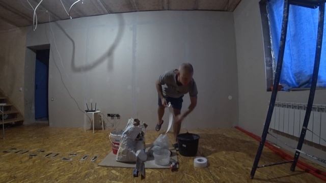 Клеим гипсокартон на стены в место штукатурки. Экономим на ремонте , делаем своими руками . смотреть онлайн