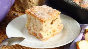 🥮 Шарлотка с яблоками и изюмом — рецепт простого и вкусного яблочного пирога к чаепитию