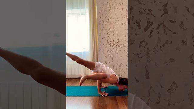 Балансы в йоге заставляют мысли стихать #yoga #баланс #йогакаждыйдень