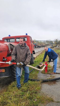 Плуги... вуги ... Проверка пожарного гидранта на водоотдачу