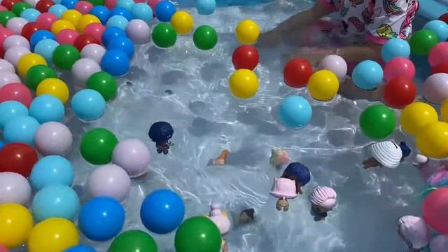 Милана и куклы лол купаются в бассейне с шариками смотреть онлайн