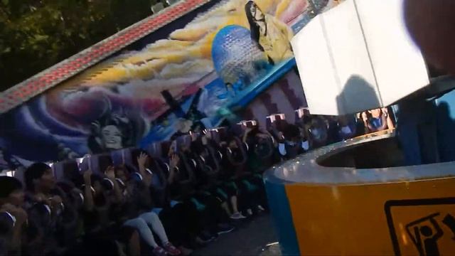 Мы на крутящемся аттракционе в парке развлечений EVERLAND. смотреть онлайн