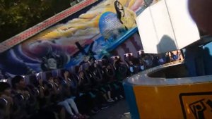 Мы на крутящемся аттракционе в парке развлечений EVERLAND.