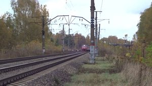 Электропоезд ЭД9Э-0035 покидает станцию Киселиха через чётную горловину