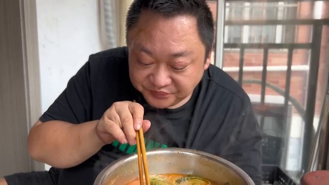 儿子今天不在家，胖龙直接用盆炫麻辣烫，吃的太过瘾了【胖龙的小生活】