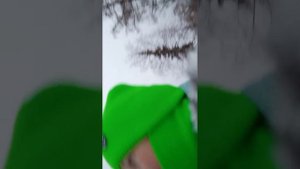 Едим сосульки и и катаемся на льду.