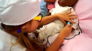 ДОКТОР Эмили лечит пупсиков АЛЕКС заботливый как папа  Играем в доктора Видео для детей Ветрянка