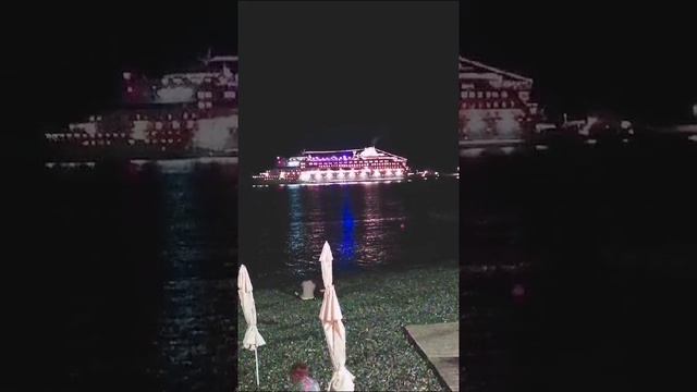 И снова третье сентября ... Шуфутинский выступает в Сочи, концерт слышно на всю набережную)