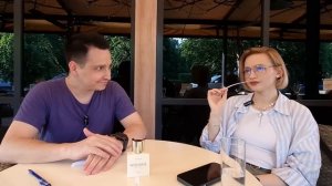 Девушка оценивает ароматы