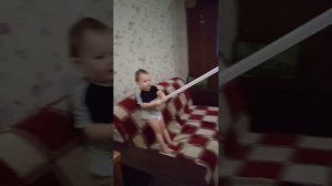 Дети играют дома